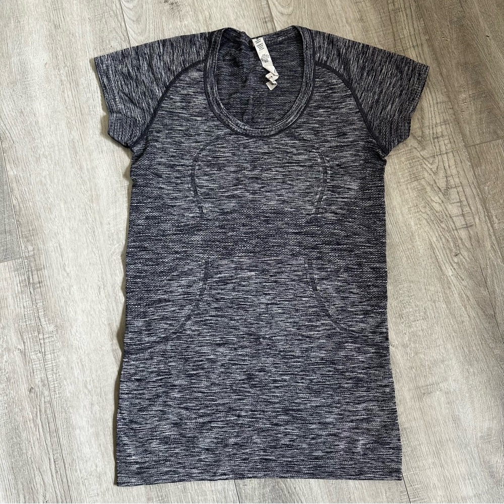 Lululemon Swiftly Tech Short Sleeve Scoop in Heathered Cadet Blue, Size 6